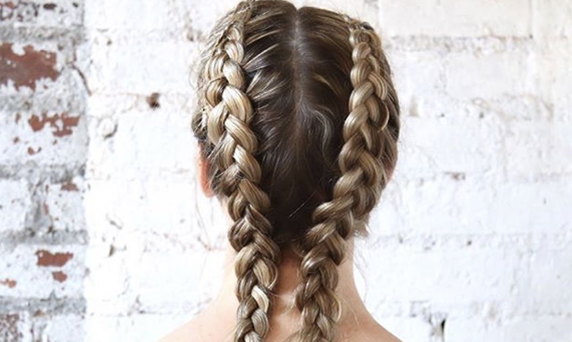 Las boxer braids son tendencia en estado puro y deberían entrar a formar parte de tu repertorio de trenzas del verano 2021. Fíjalas con la laca Elnett de L’Oréal Paris y presume de rollazo infinito.